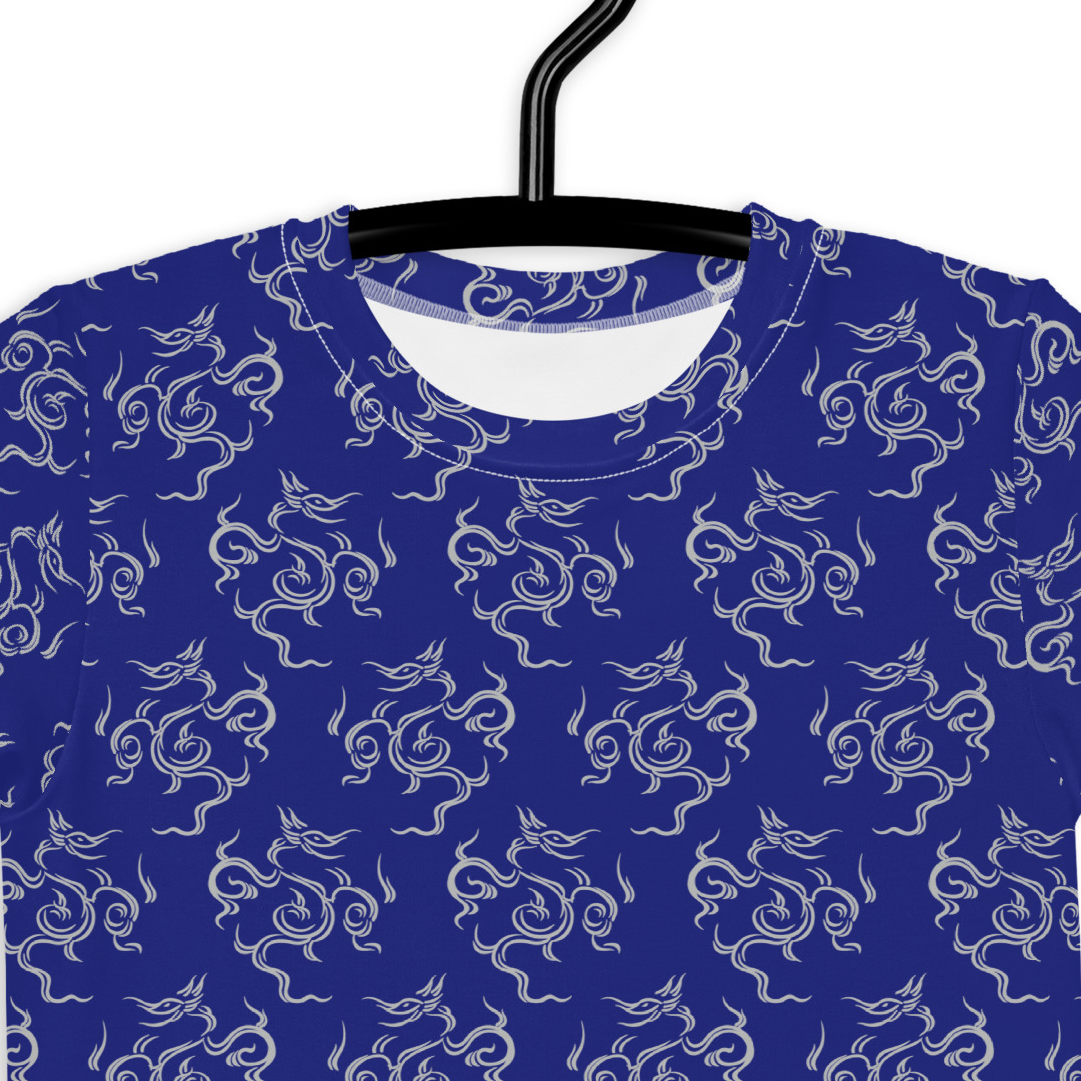 龍の文様である竜紋(龍紋)を四角くデフォルメした紺地の男の子や女の子たち子供向けキッズTシャツの接写画像