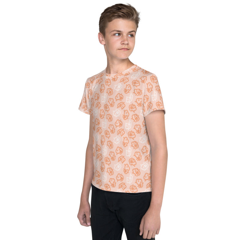 竜の伝統文様である竜紋(龍紋)を丸く小さくデフォルメしたピンク地の男の子Tシャツのコーデ画像(左サイド)