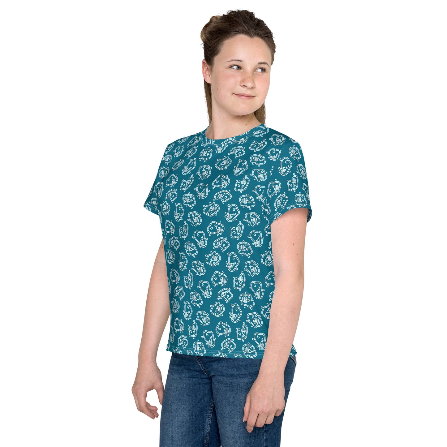 竜の伝統文様である竜紋(龍紋)を丸く小さくデフォルメした青地の女の子Tシャツのコーディネート画像(左サイド)