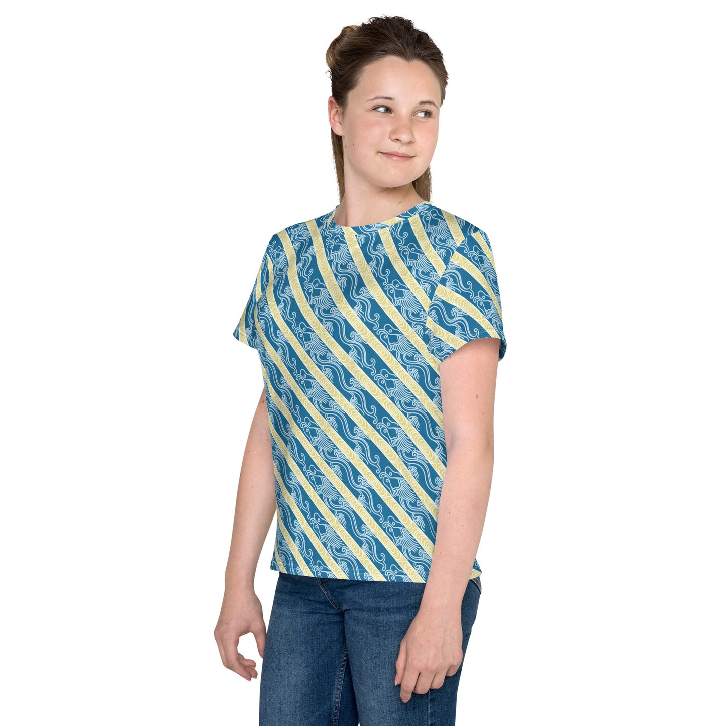 昇龍(昇竜)の伝統文様を青地の女の子Tシャツのコーデ画像(左サイド)