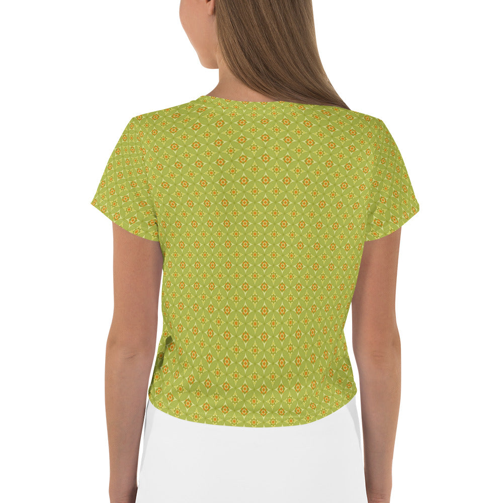 緑とオレンジ配色の七宝繋ぎ文様レディースクロップTシャツのコーディネート画像（バック）