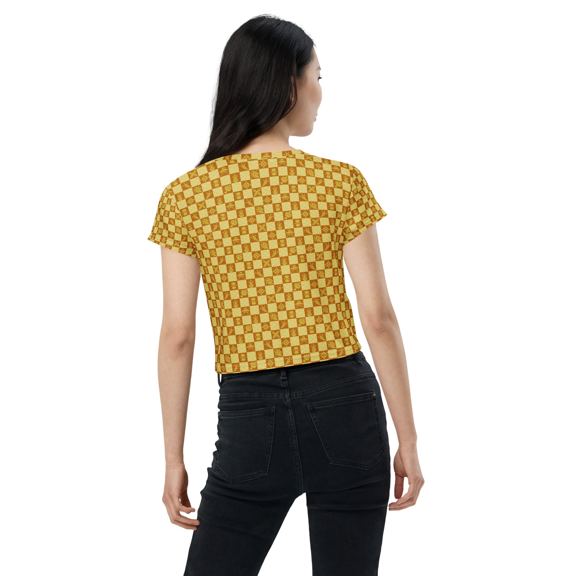 黄色とえんじ色の宝尽くし文様レディースクロップTシャツのコーディネート画像（バック）