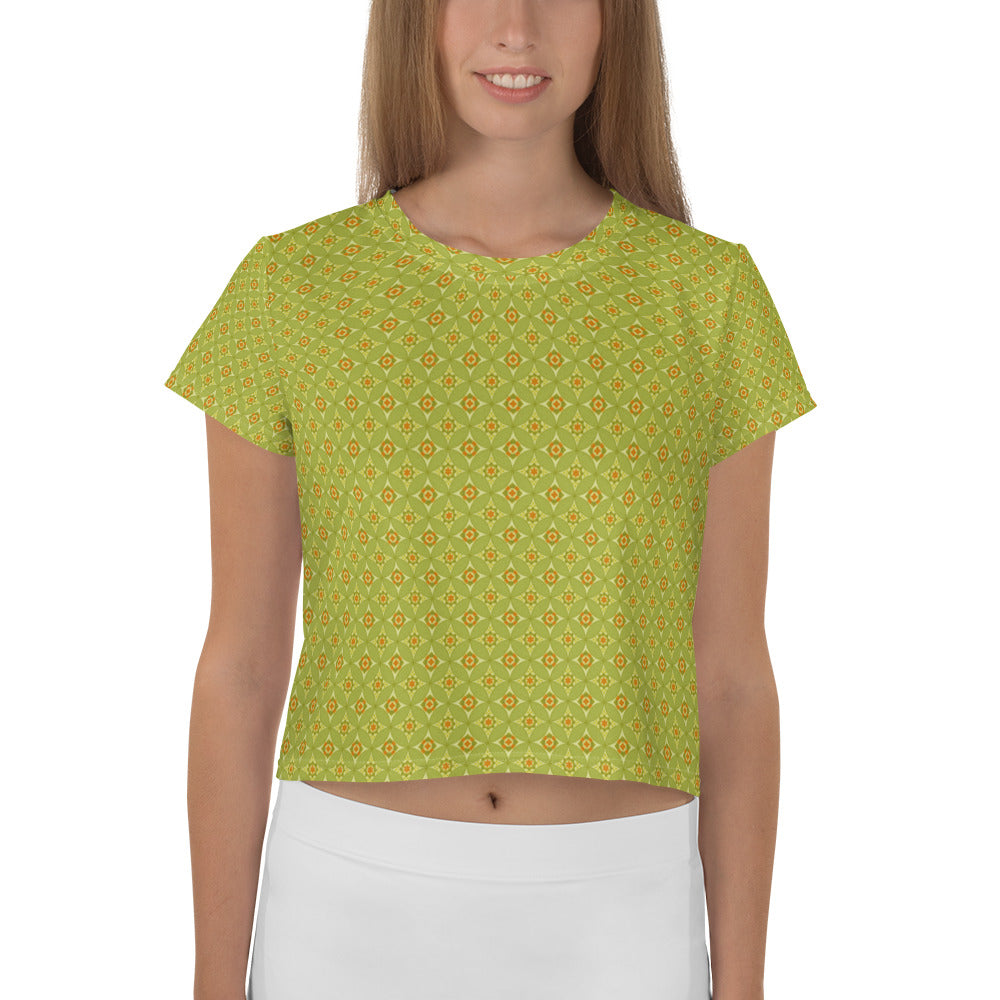 緑とオレンジ配色の七宝繋ぎ文様レディースクロップTシャツのコーディネート画像（フロント）