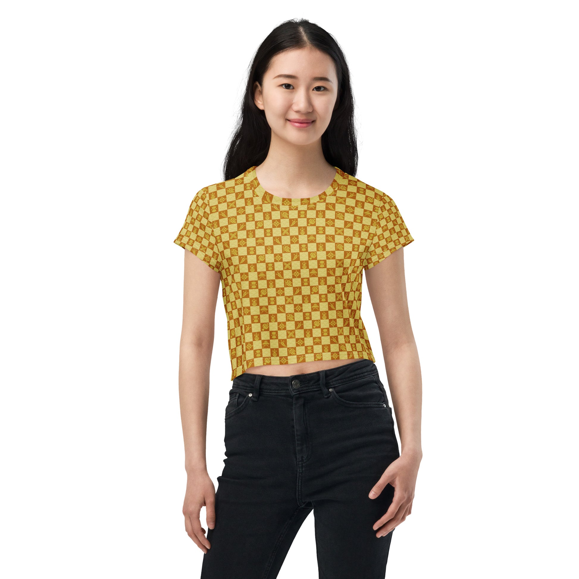 黄色とえんじ色の宝尽くし文様レディースクロップTシャツのコーディネート画像（フロント）