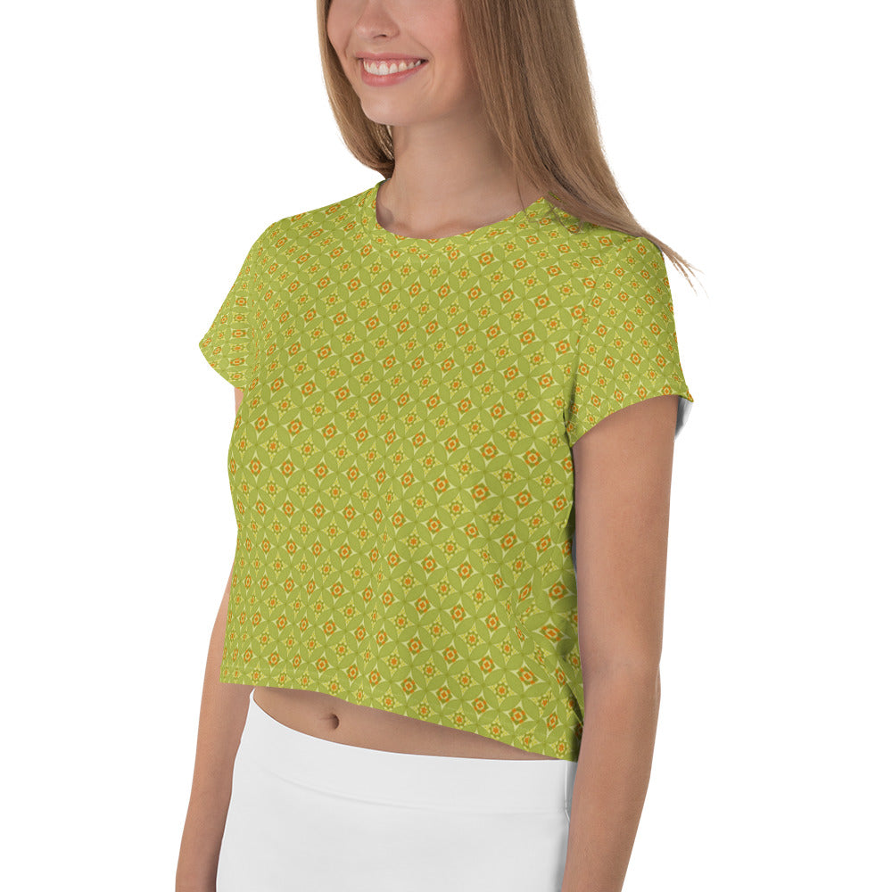緑とオレンジ配色の七宝繋ぎ文様レディースクロップTシャツのコーディネート画像（左サイド）