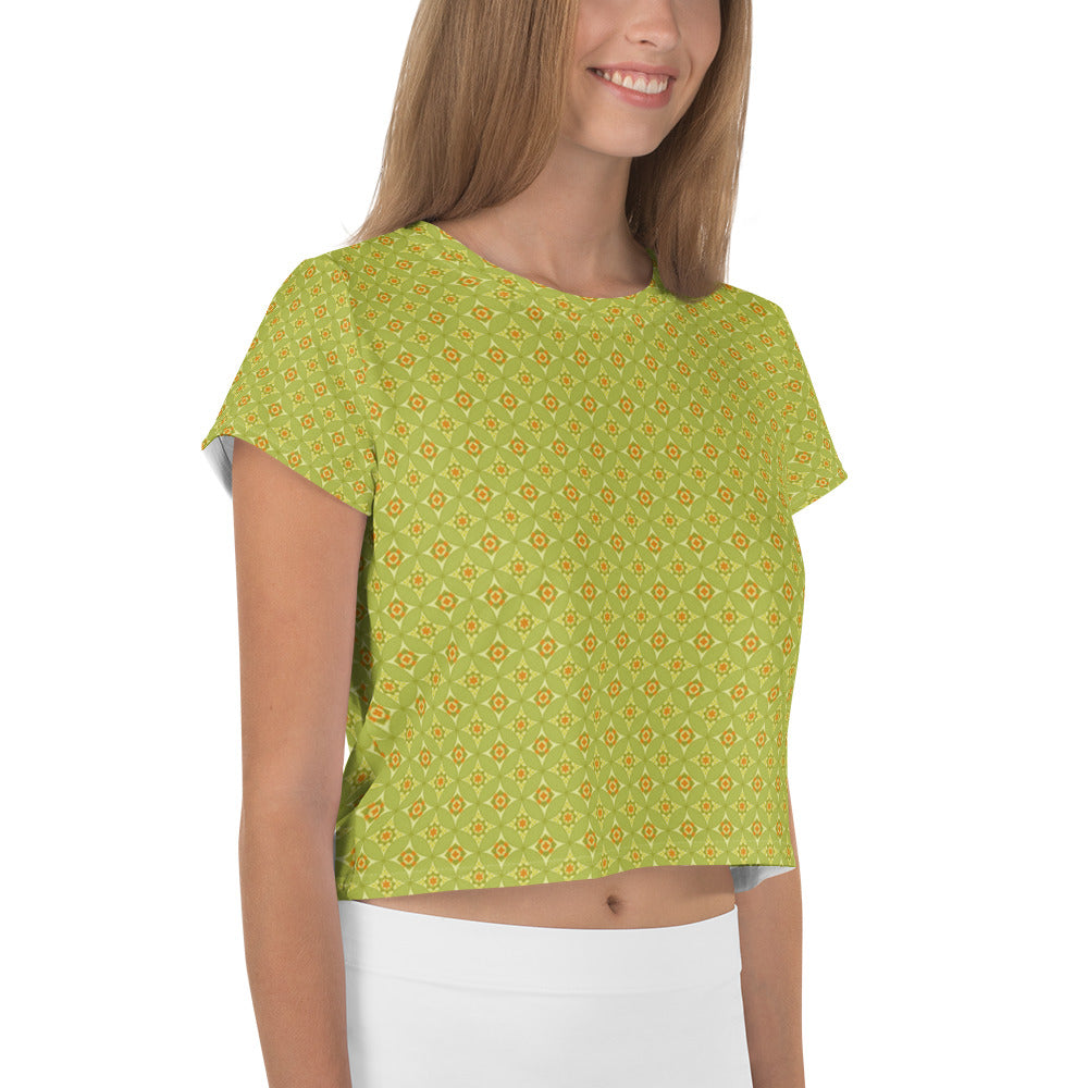 緑とオレンジ配色の七宝繋ぎ文様レディースクロップTシャツのコーディネート画像（右サイド）