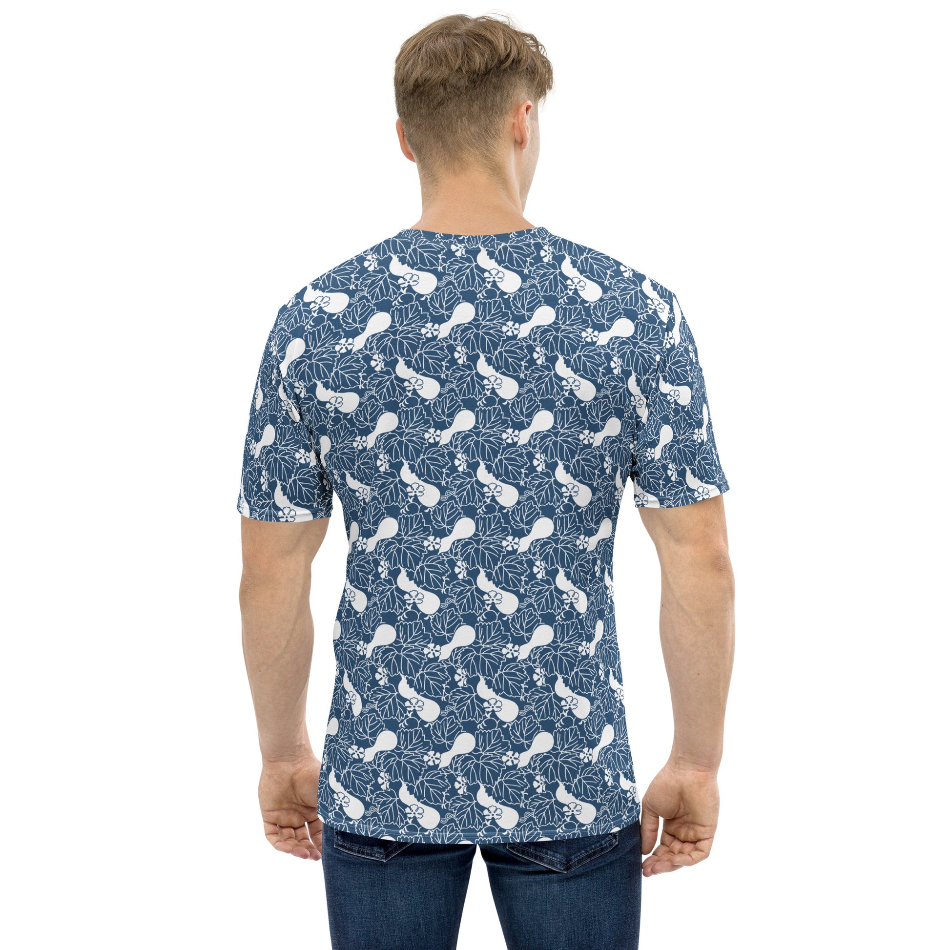 紺色の瓢箪文様メンズTシャツのコーディネート画像（バック）