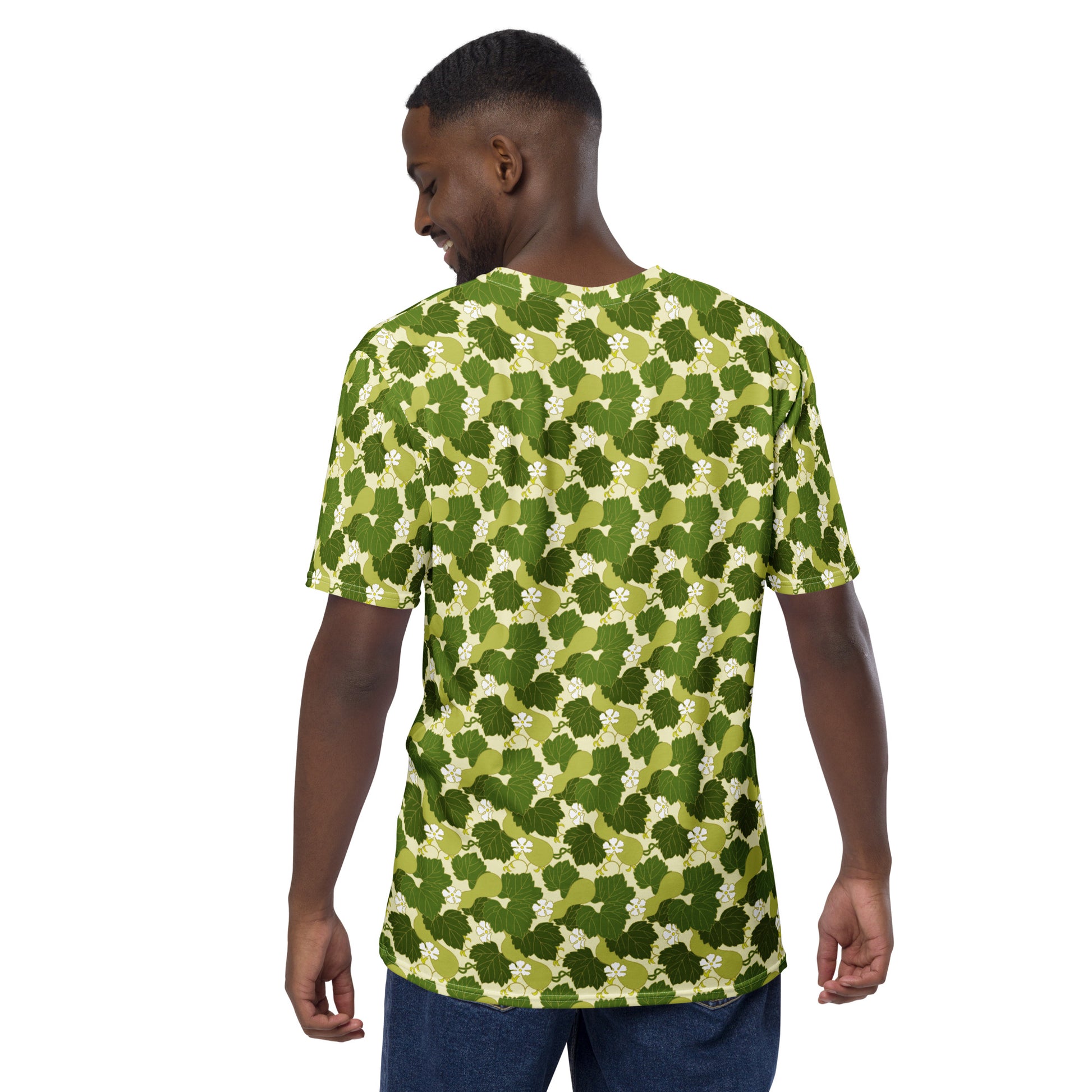 グリーンの瓢箪文様メンズTシャツのコーディネート画像（バック）