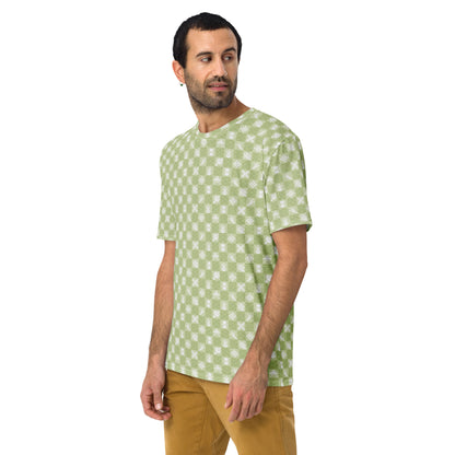 モスグリーンの宝尽くし文様メンズTシャツのコーディネート画像（左サイド）