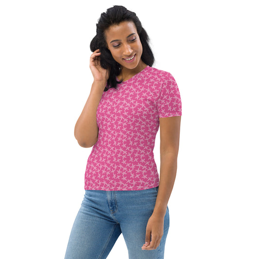 ピンク色の追羽根文様レディースTシャツのコーディネート画像（左サイド）