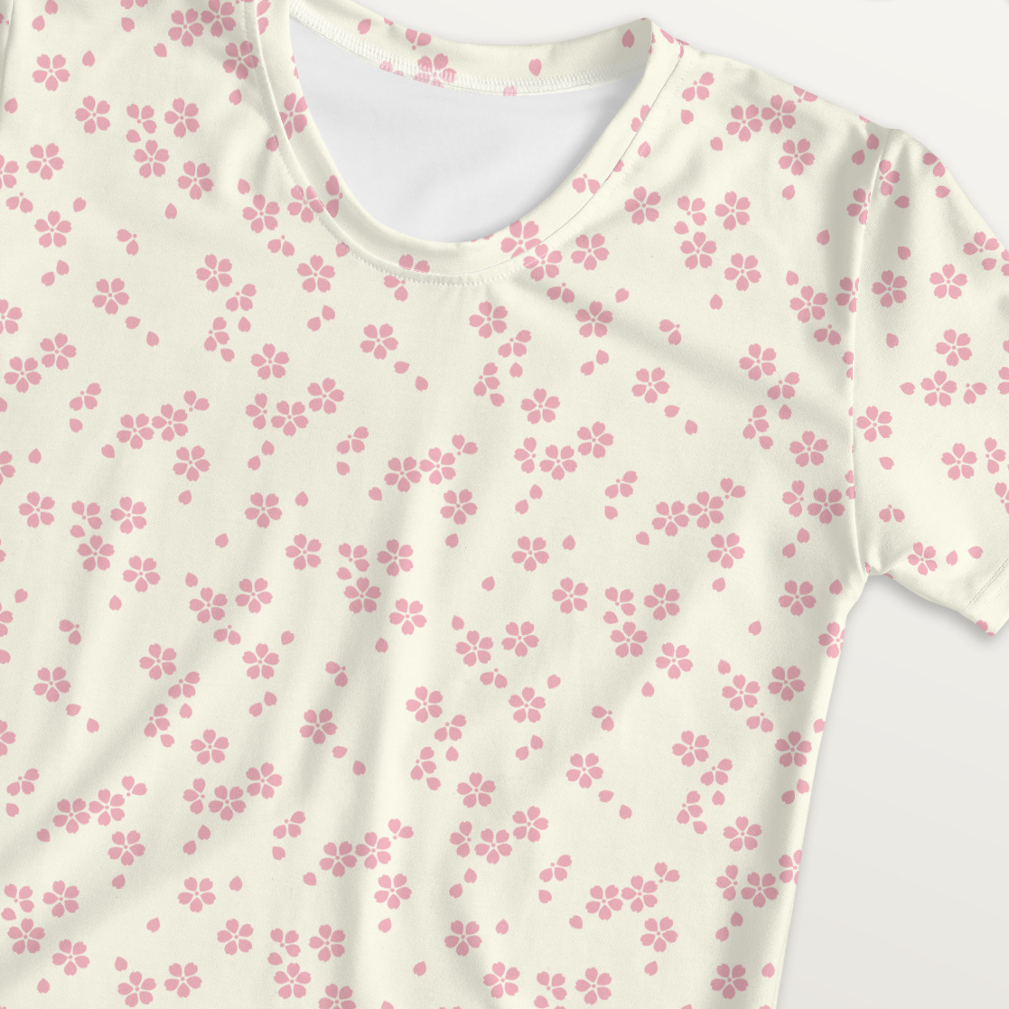 舞い桜をイメージしたクリーム色の桜文様レディースTシャツの接写画像