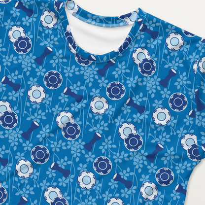 青色の鼓胴の文様のメンズTシャツの接写画像