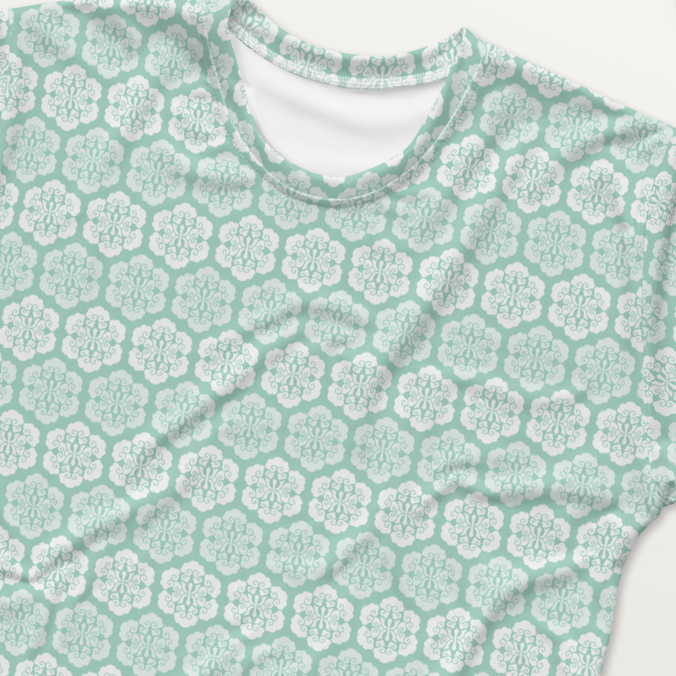水色の六つ雲亀甲文様メンズTシャツの接写画像