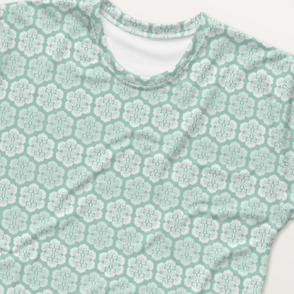 水色の六つ雲亀甲文様メンズTシャツの接写画像