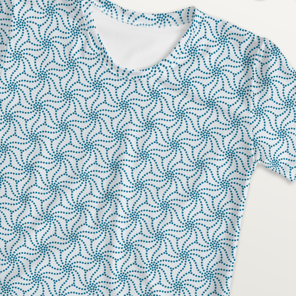 青色（水色）のねじれ麻の葉文様レディースTシャツの接写画像