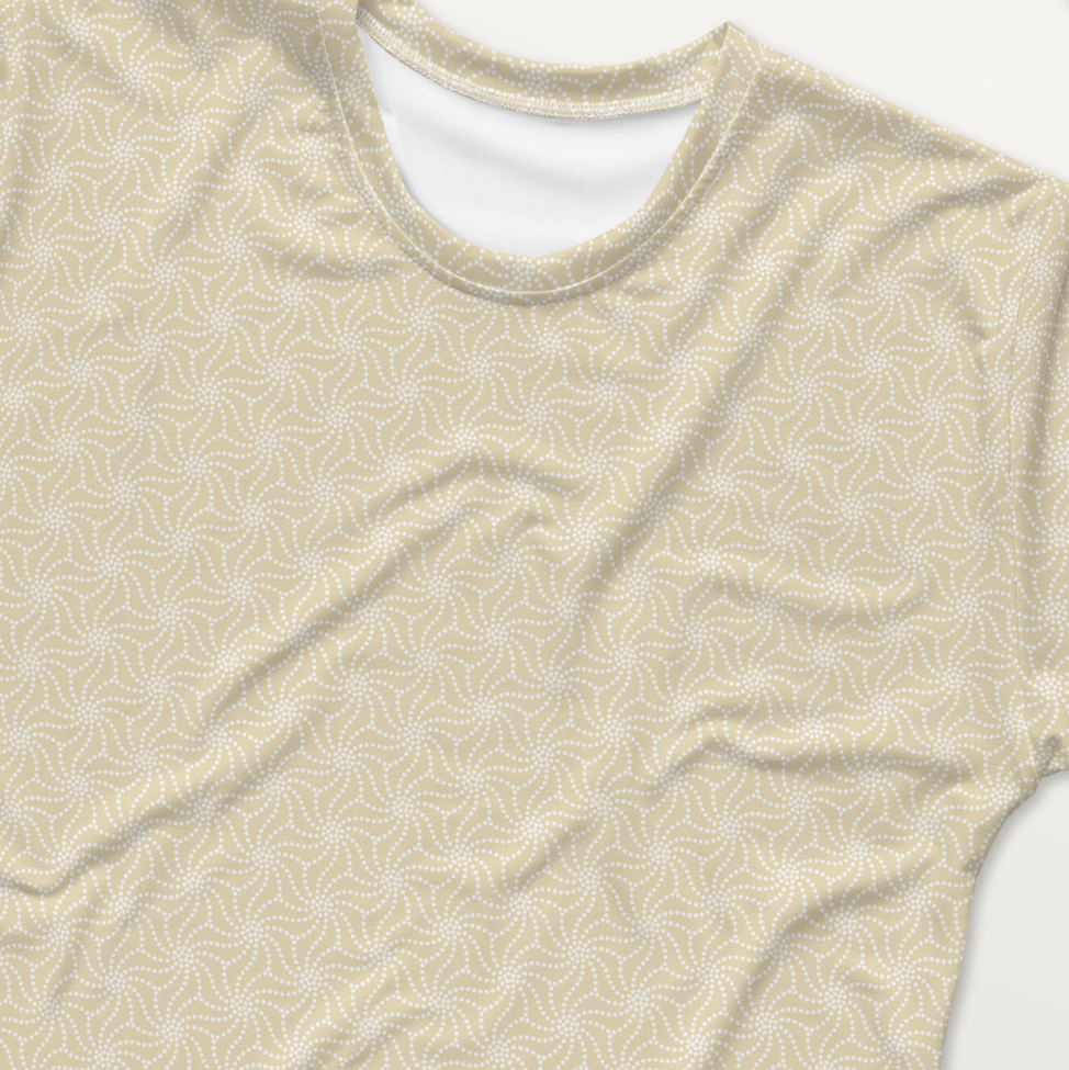 ベージュ色のねじれ麻の葉文様メンズTシャツの接写画像