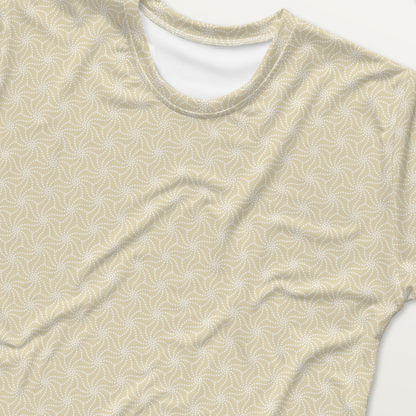 ベージュ色のねじれ麻の葉文様メンズTシャツの接写画像