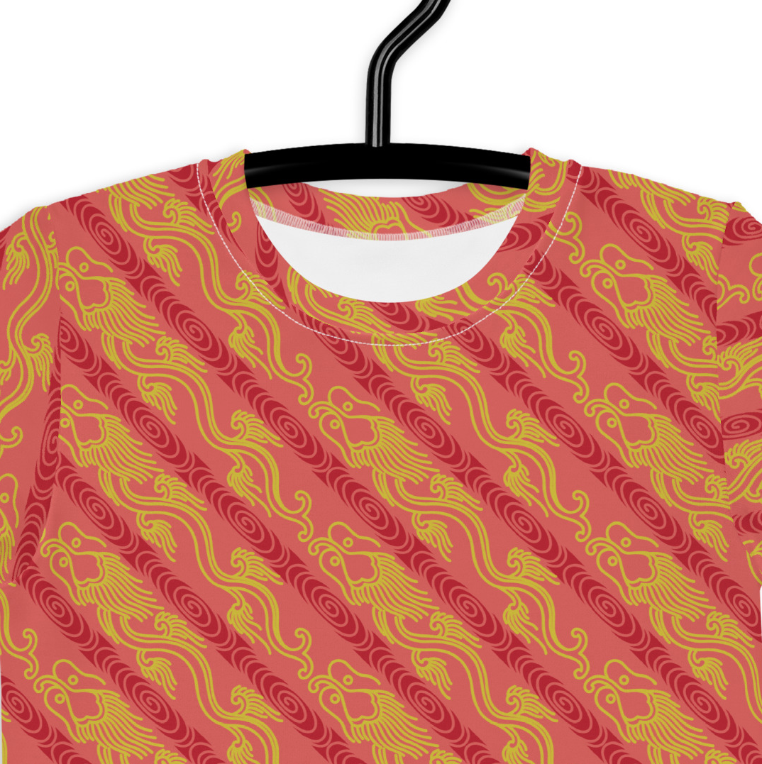 昇龍（昇竜）の伝統文様を赤地の男の子や女の子たち子供向けキッズTシャツの接写画像