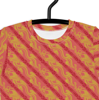 昇龍（昇竜）の伝統文様を赤地の男の子や女の子たち子供向けキッズTシャツの接写画像