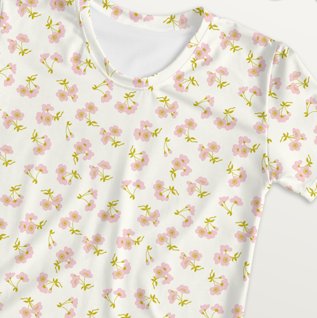 クリーム色の桜文様レディースTシャツの接写画像