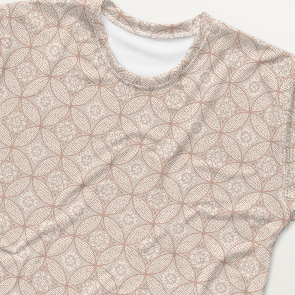 ベージュ色の七宝繋ぎ文様メンズTシャツの接写画像