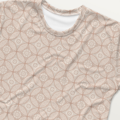 ベージュ色の七宝繋ぎ文様メンズTシャツの接写画像