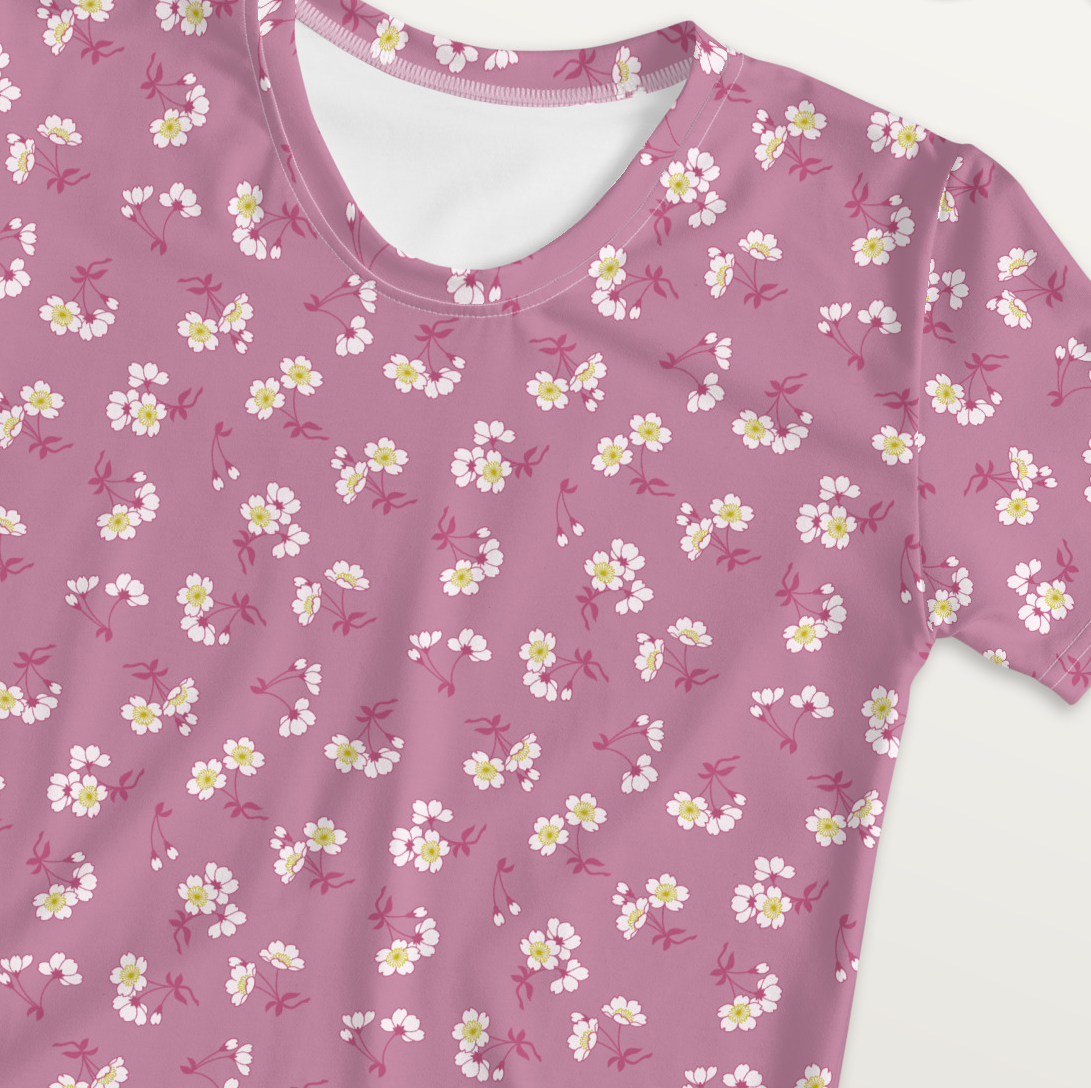 ピンク色の桜文様レディースTシャツの接写画像