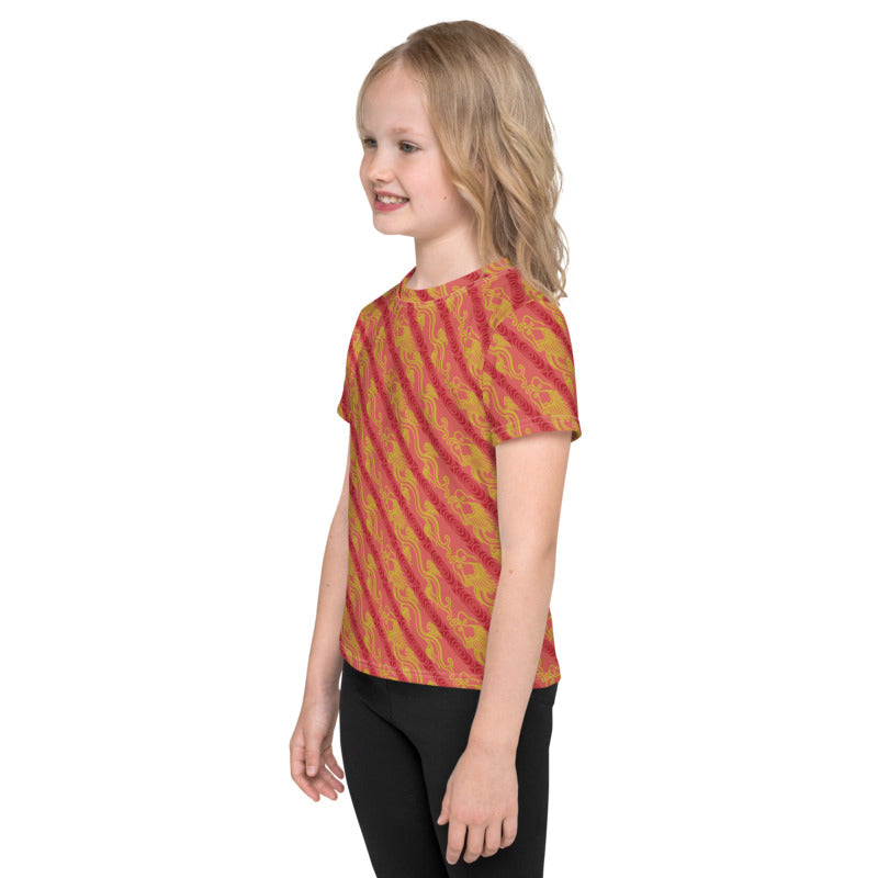 昇龍（昇竜）の伝統文様を赤地の男の子や女の子たち子供向けキッズTシャツのコーデ画像（左サイド）