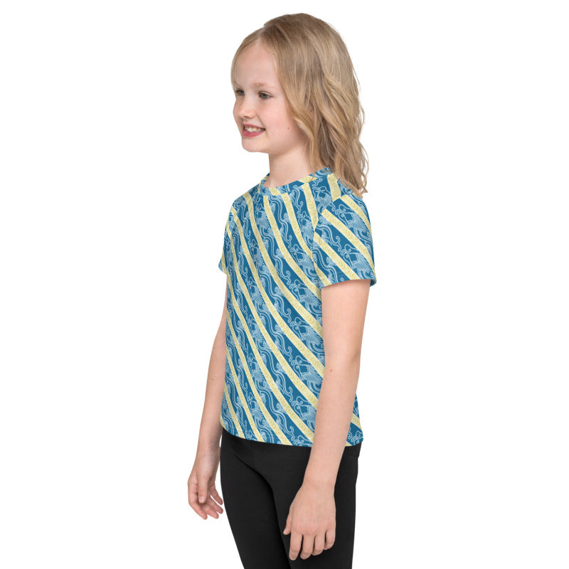 昇龍（昇竜）の伝統文様を青地の男の子や女の子たち子供向けキッズTシャツのコーデ画像（左サイド）