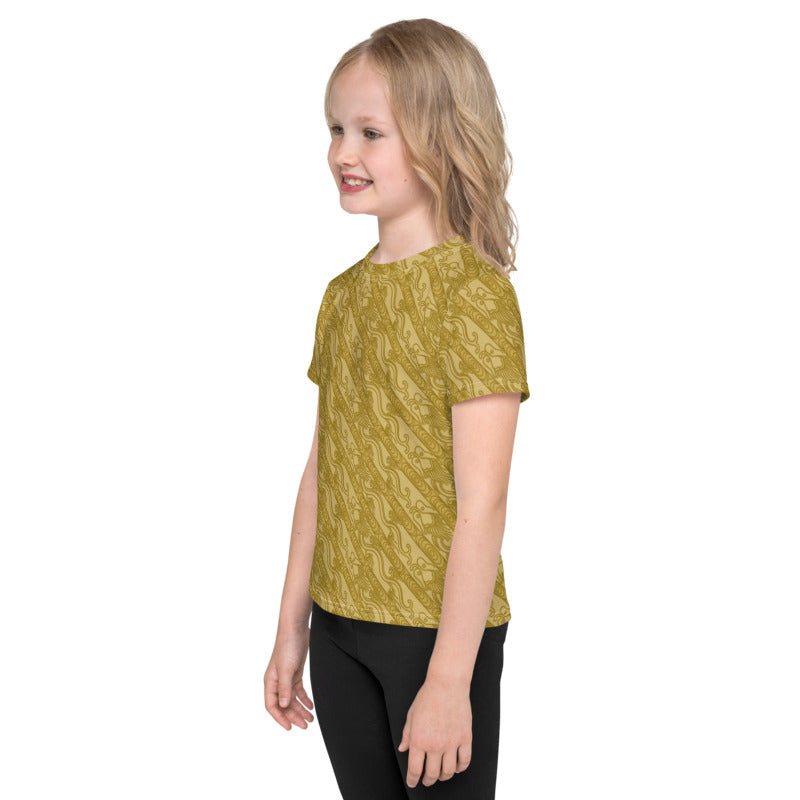 昇龍（昇竜）の伝統文様を茶色地の男の子や女の子たち子供向けキッズTシャツのコーデ画像（左サイド）
