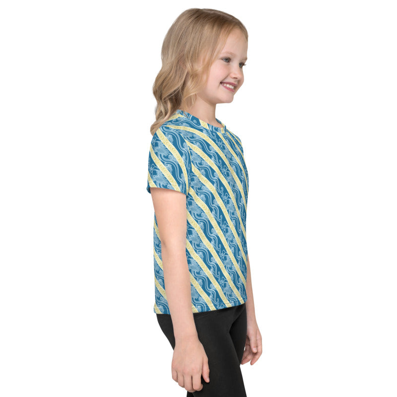 昇龍（昇竜）の伝統文様を青地の男の子や女の子たち子供向けキッズTシャツのコーデ画像（右サイド）