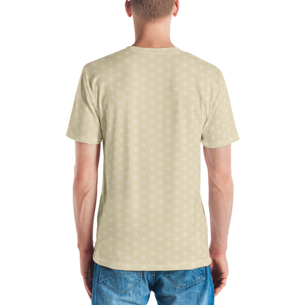 ベージュ色のねじれ麻の葉文様メンズTシャツのコーディネート画像（バック）