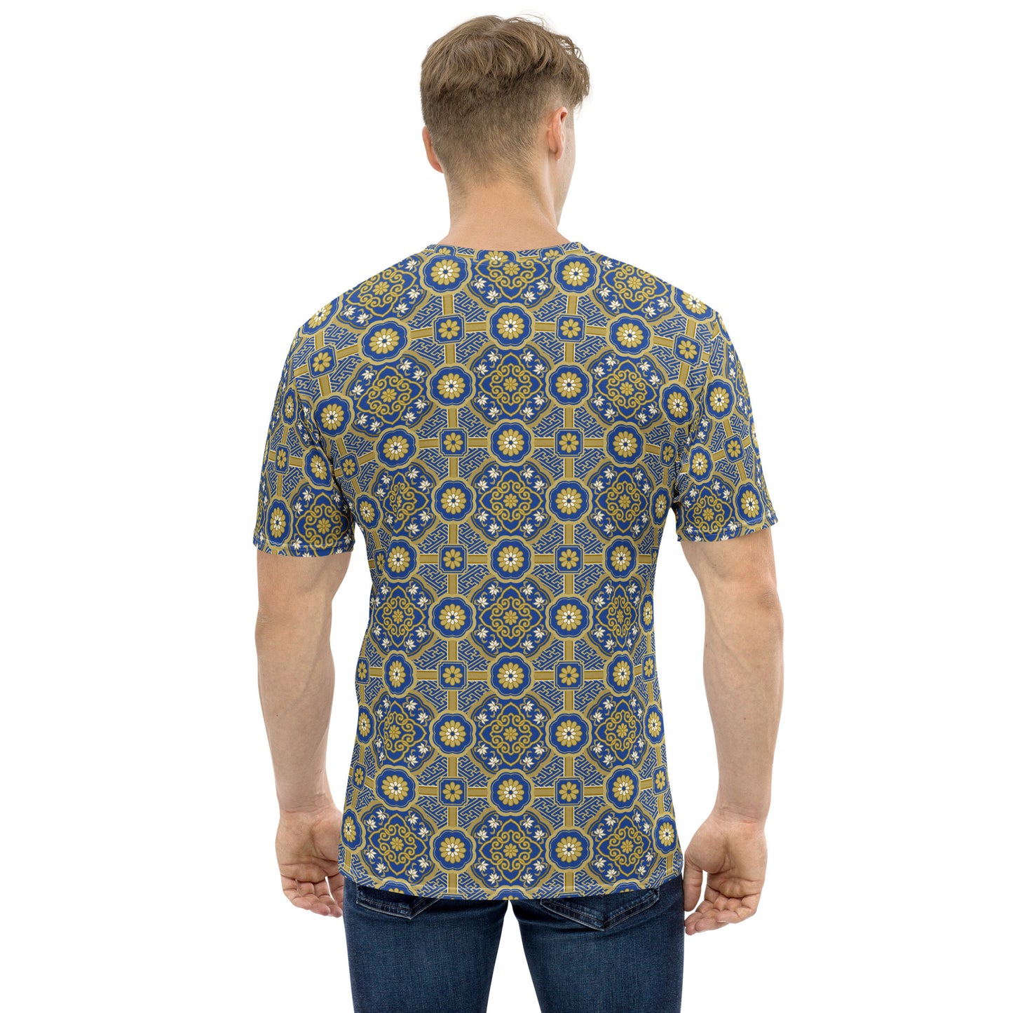 青系色の蜀江襷文様メンズTシャツのコーディネート画像（バック）