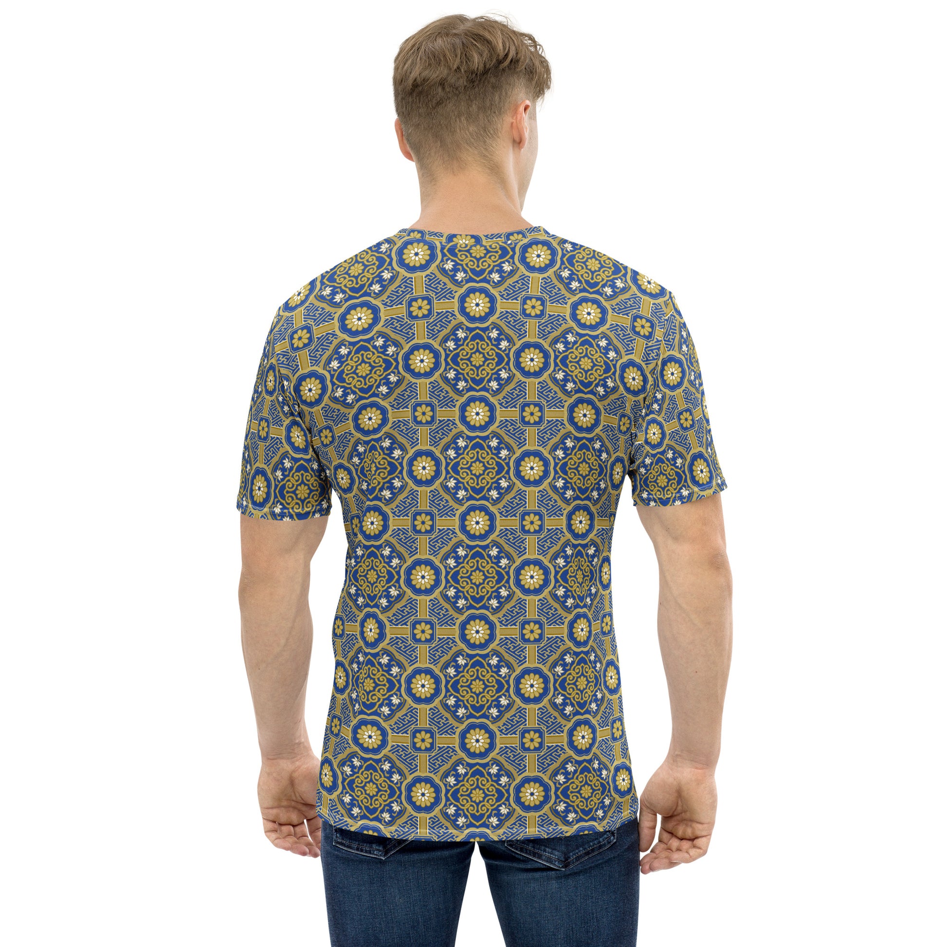 青系色の蜀江襷文様メンズTシャツのコーディネート画像（バック）