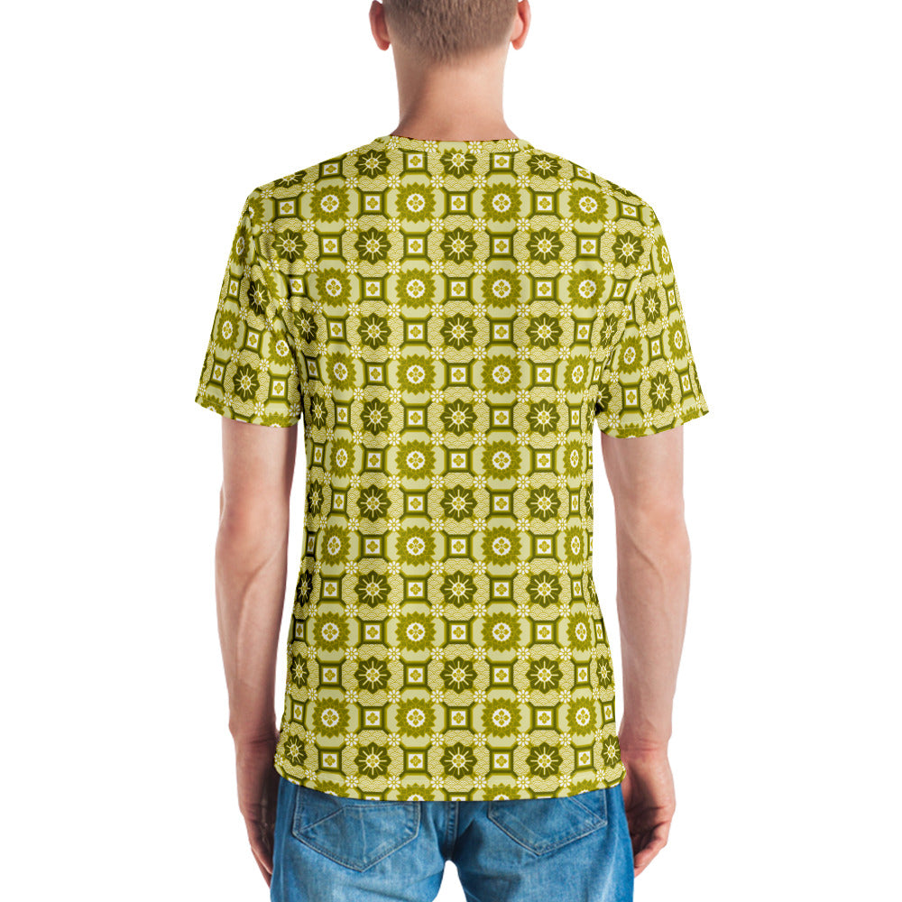 黄色の蜀江文メンズTシャツのコーディネート画像（バック）
