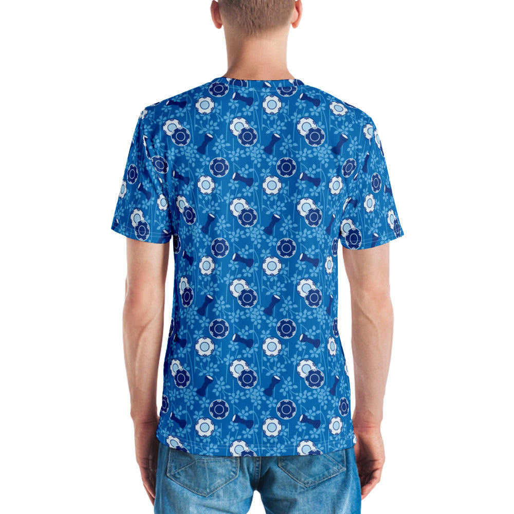 青色の鼓胴の文様のメンズTシャツのコーディネート画像（バック）