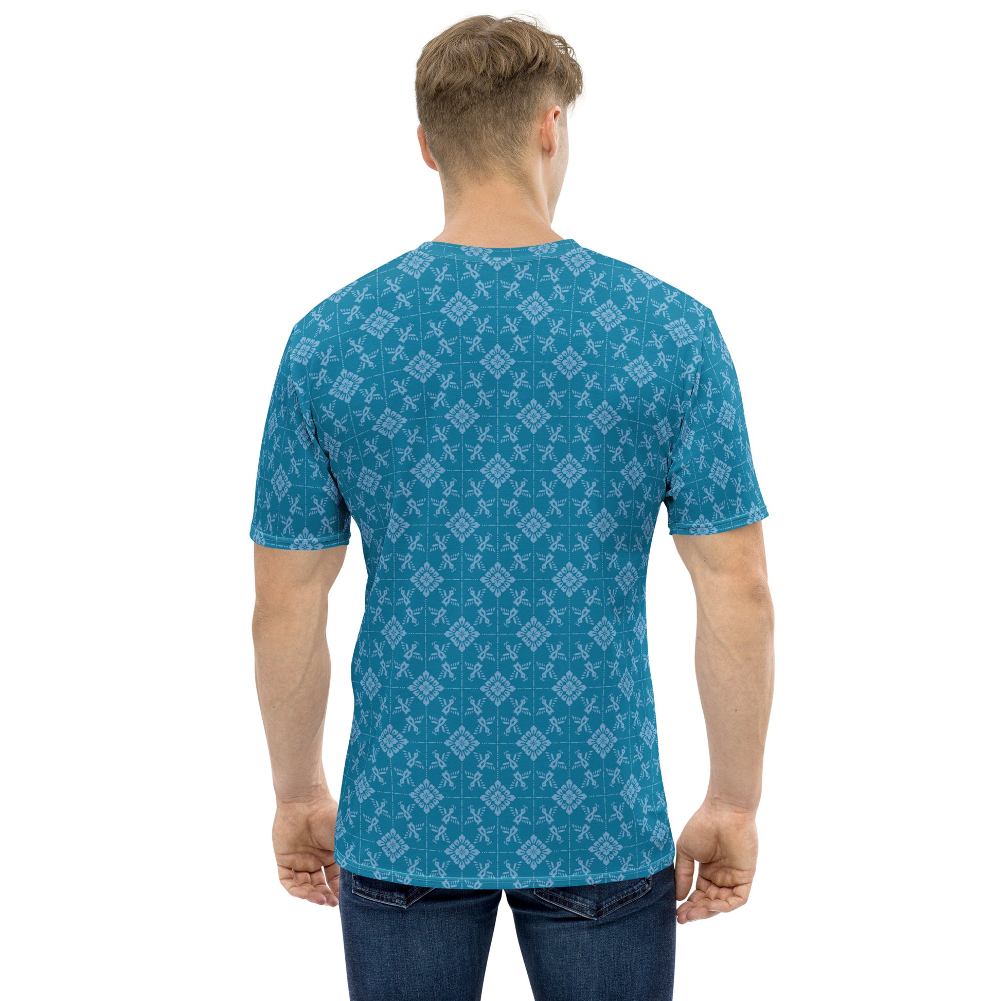 青色の鳥襷文メンズTシャツのコーディネート画像（バック）