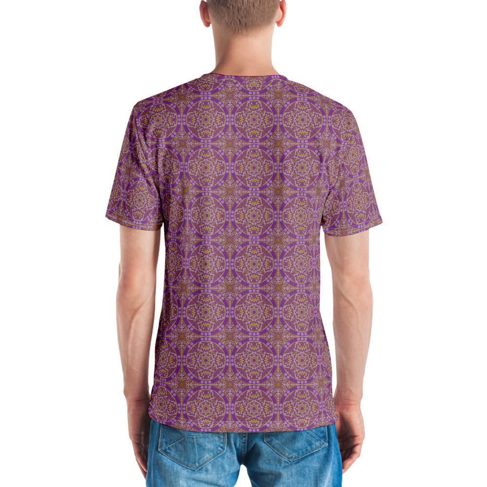 紫色ベースの割付文様メンズTシャツのコーディネート画像（バック）