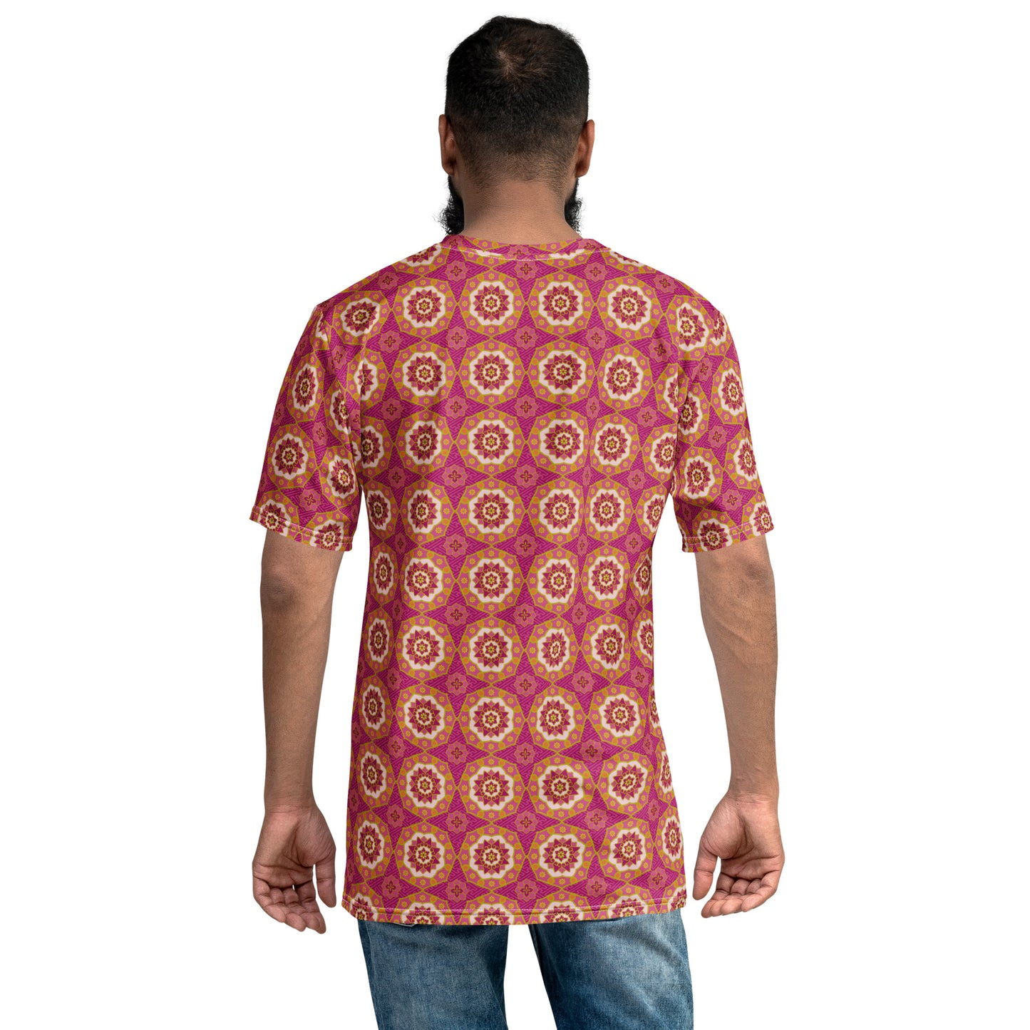 赤色ベースの蜀江文様メンズTシャツのコーディネート画像（バック）