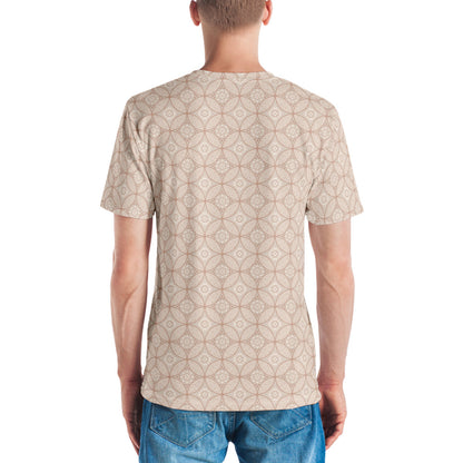ベージュ色の七宝繋ぎ文様メンズTシャツのコーディネート画像（バック）