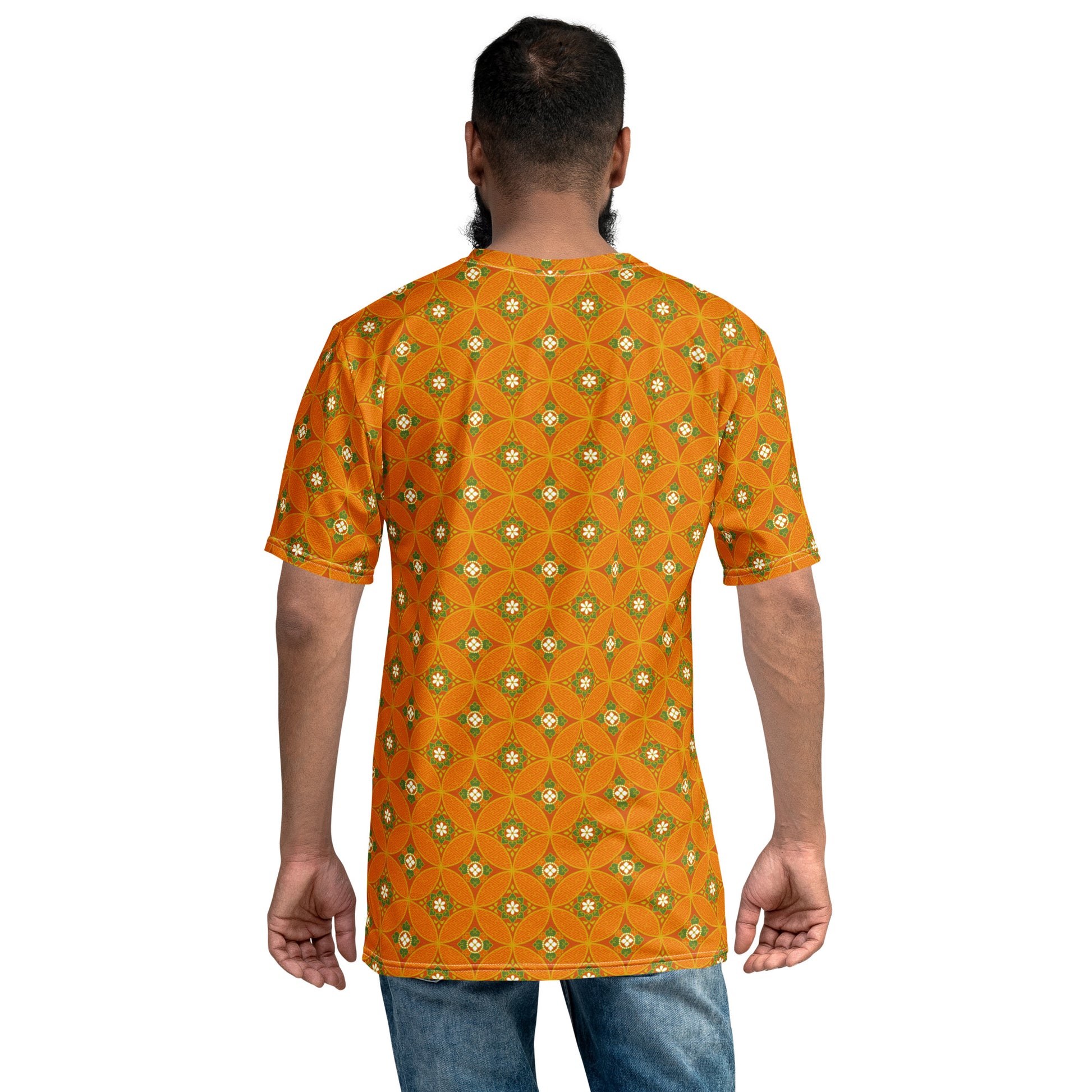 オレンジ色の七宝繋ぎ文様メンズTシャツのコーディネート画像（バック）