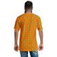 オレンジ色の七宝繋ぎ文様メンズTシャツのコーディネート画像（バック）