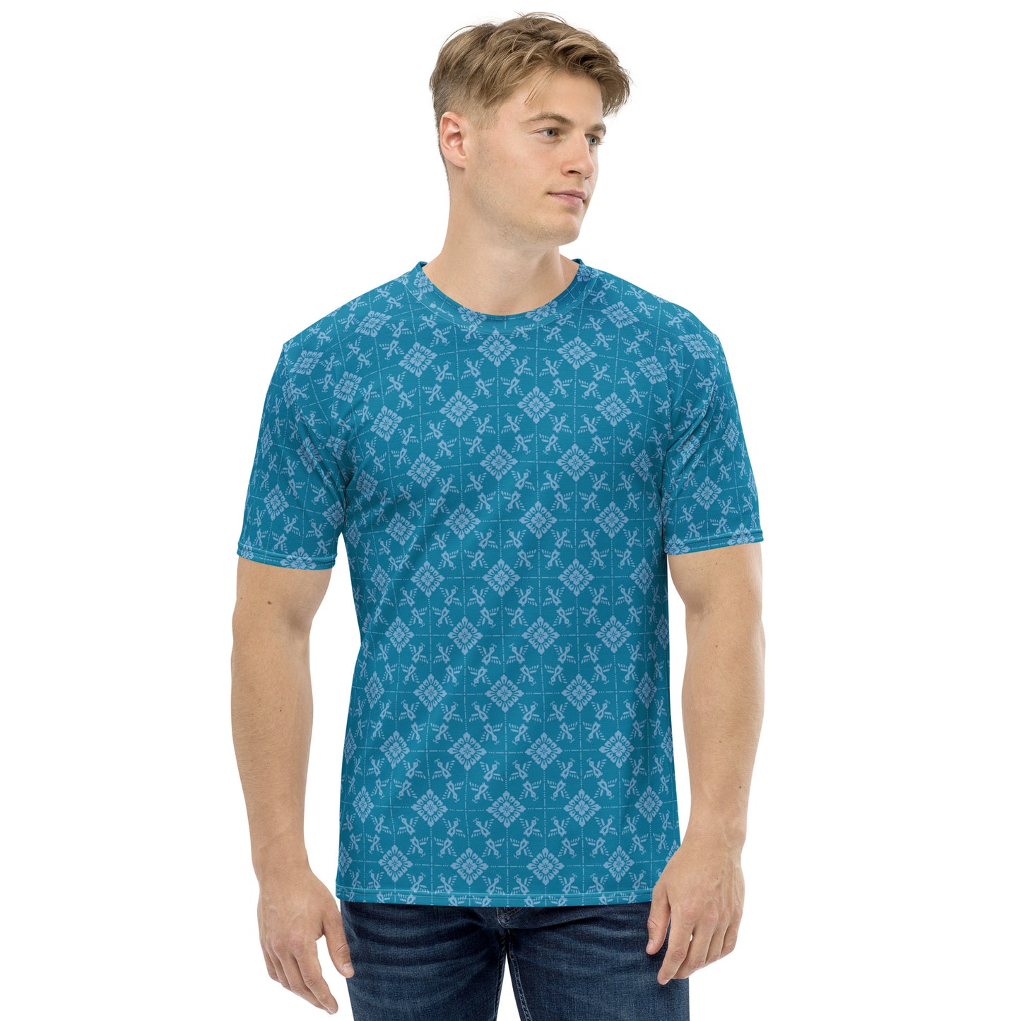 青色の鳥襷文メンズTシャツのコーディネート画像（フロント）
