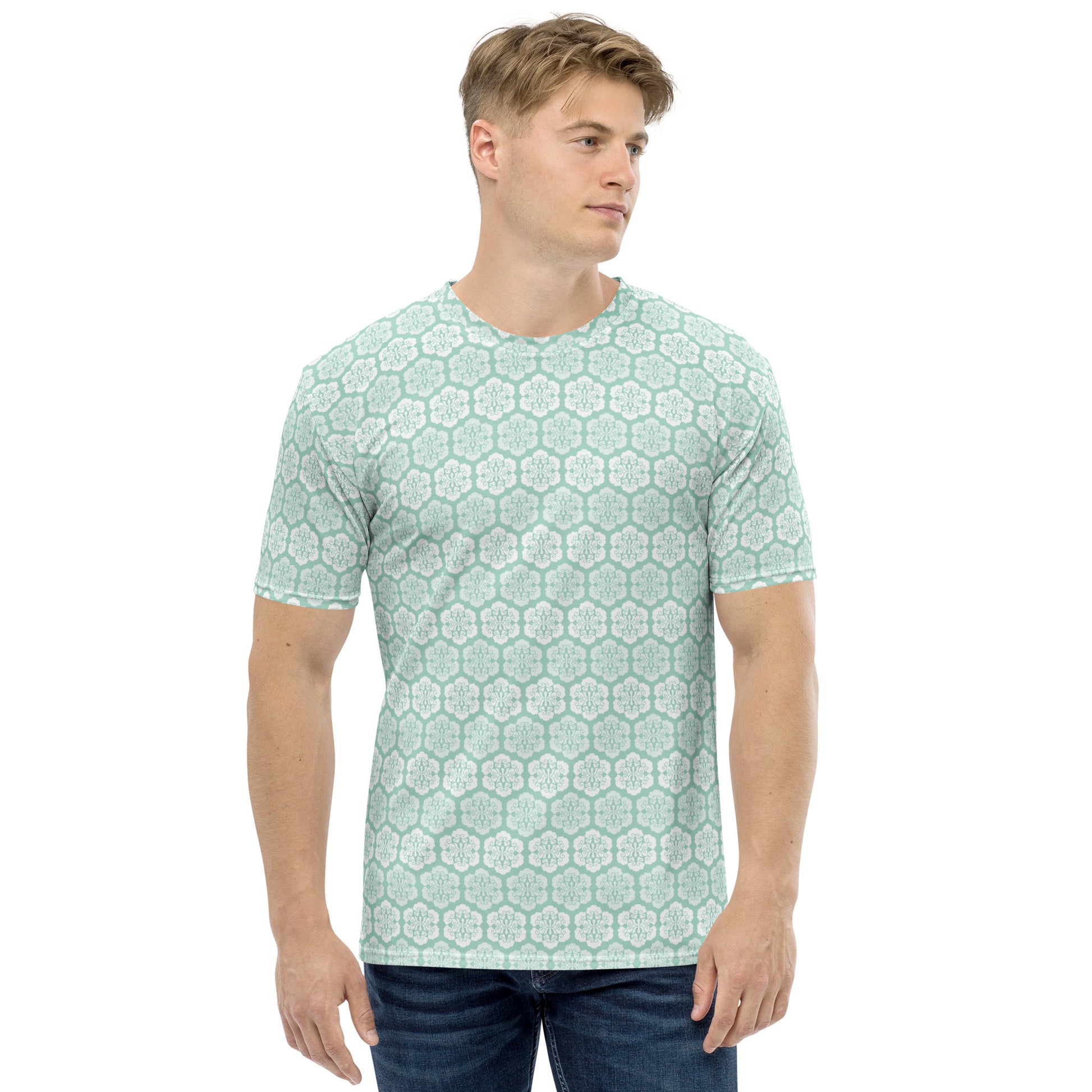 水色の六つ雲亀甲文様メンズTシャツのコーディネート画像（フロント）