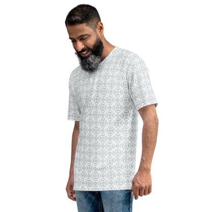 グレーの割付文様メンズTシャツのコーディネート画像（左サイド）