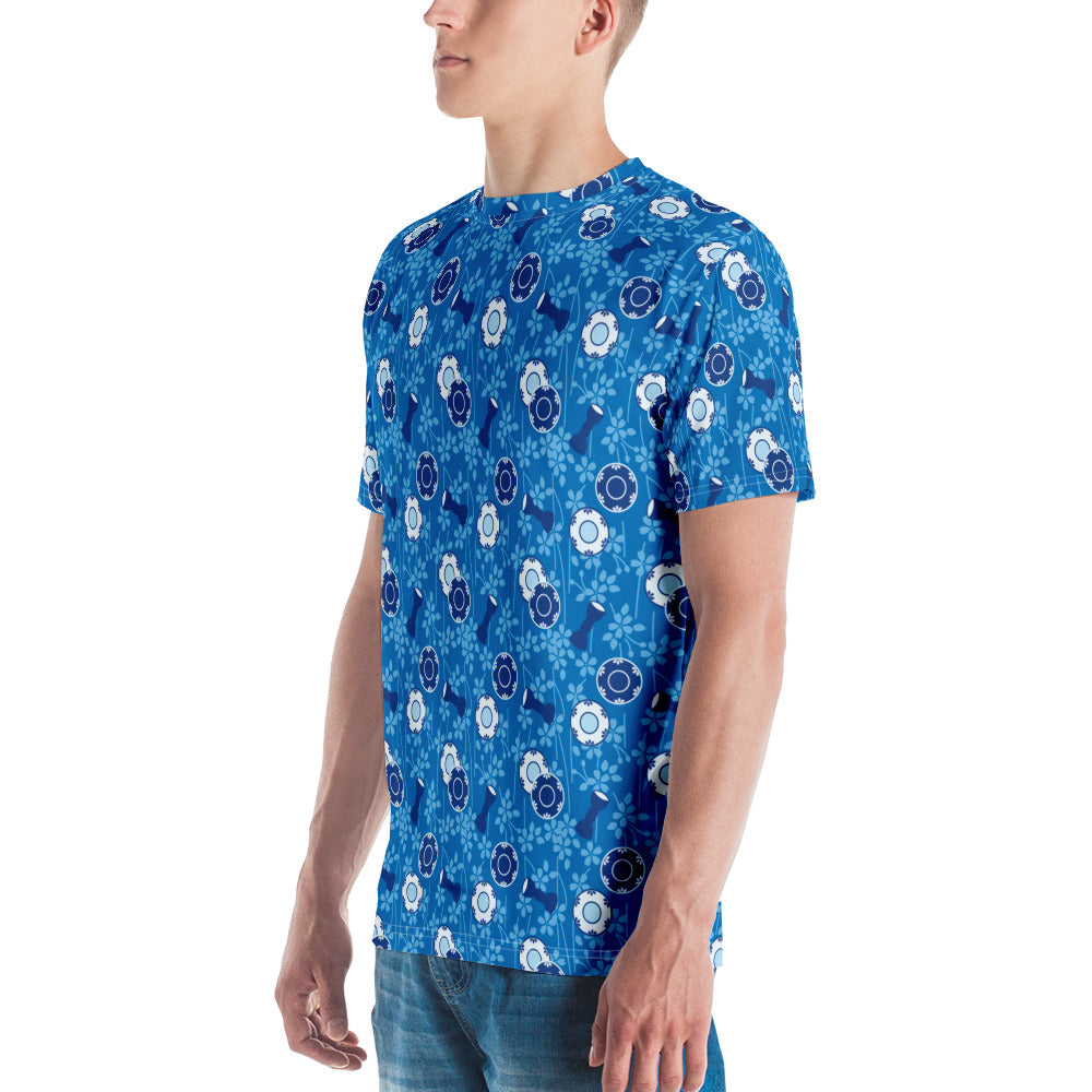 青色の鼓胴の文様のメンズTシャツのコーディネート画像（左サイド）