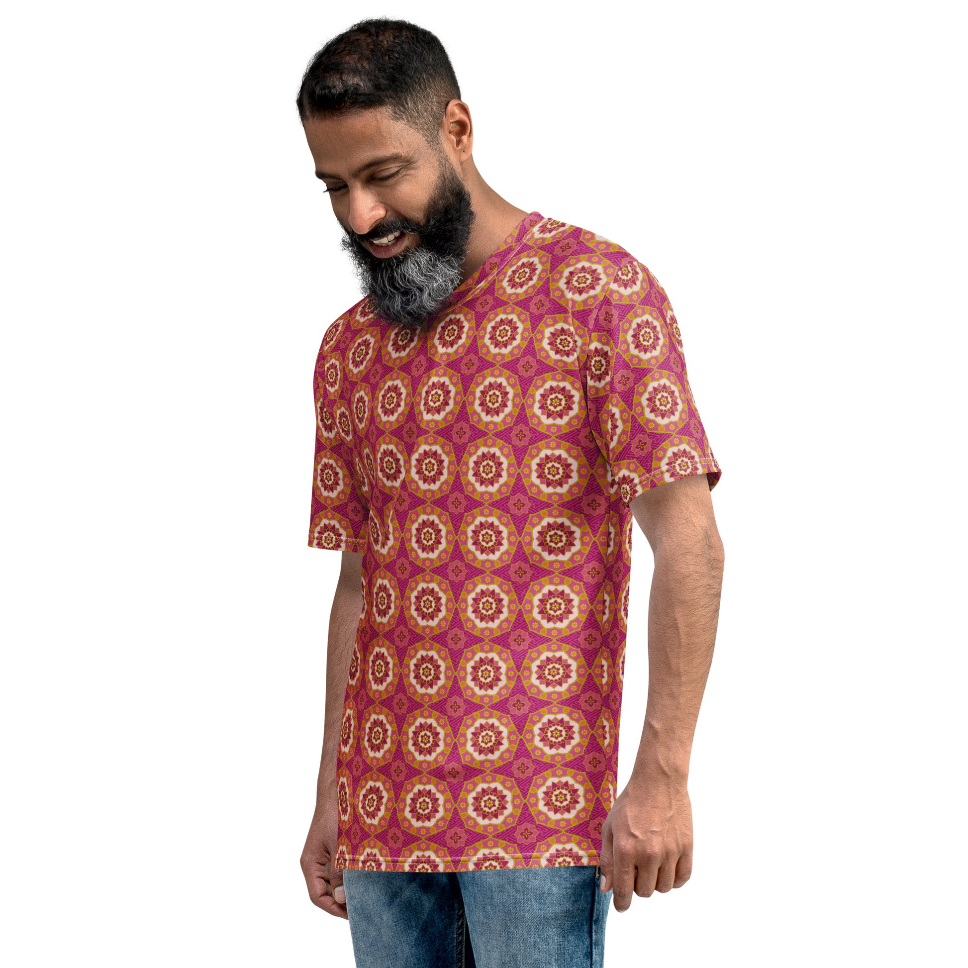 赤色ベースの蜀江文様メンズTシャツのコーディネート画像（左サイド）