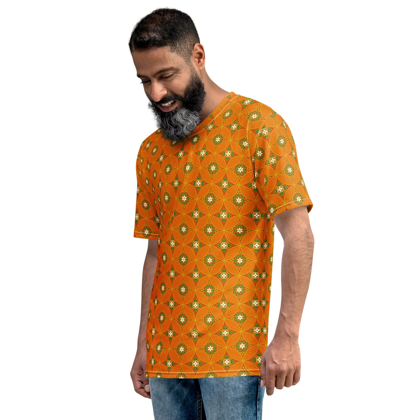オレンジ色の七宝繋ぎ文様メンズTシャツのコーディネート画像（左サイド）
