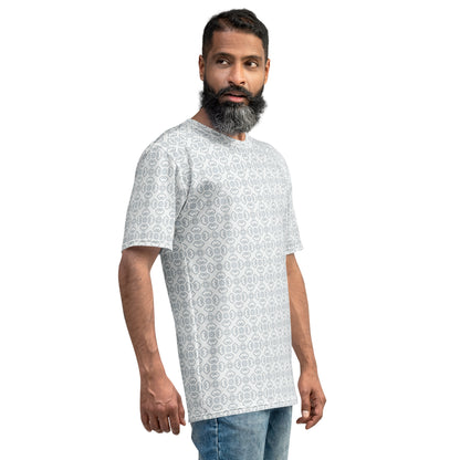 グレーの割付文様メンズTシャツのコーディネート画像（右サイド）