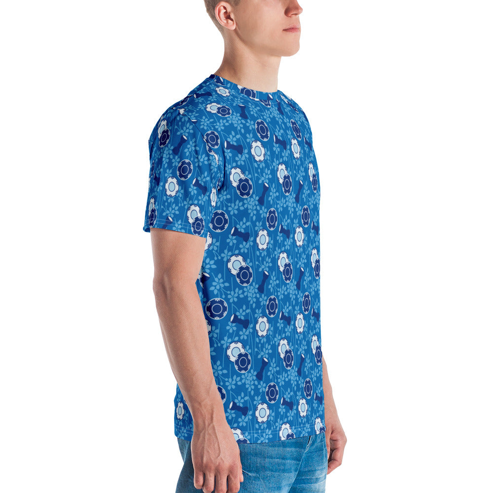 青色の鼓胴の文様のメンズTシャツのコーディネート画像（右サイド）